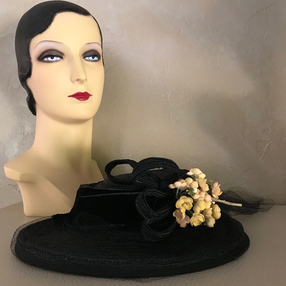 ALLURING 1940s\' BLACK STRAW FEDORA TRIMMED WITH VELOUR AND YELLOW FABRIC FLOWERS main image 9